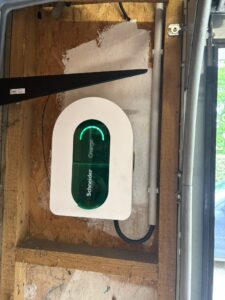 Faites l'installation de votre borne de recharge pour véhicule électrique à bordeaux et en gironde par un professionnel certifié IRVE